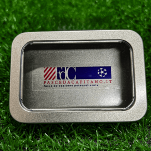 Scatolina metallica grigia con effetto specchio, si intravede il logo di fascedacapitano.it