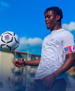 Calciatore che palleggia un pallone taglia 5 bianco