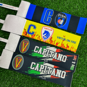 4 fasce taglia L realizzate tramite assistenza grafica stese su erba di campo da calcio