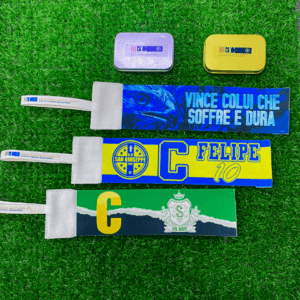 3 fasce taglia M stese su erba di campo da calcio