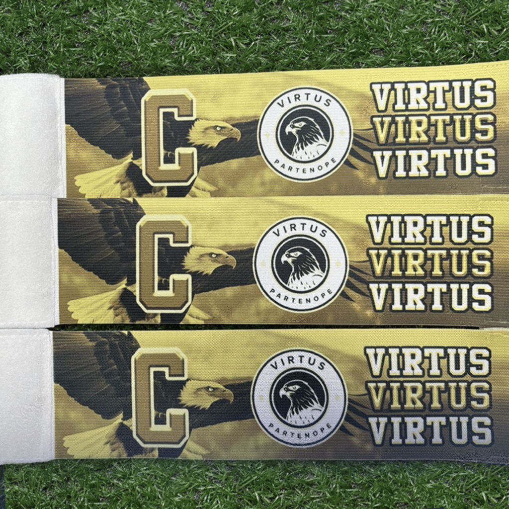 Fasce da capitano personalizzate con aquila e logo Virtus Partenope, perfette come idee regalo calcio per squadre e appassionati.