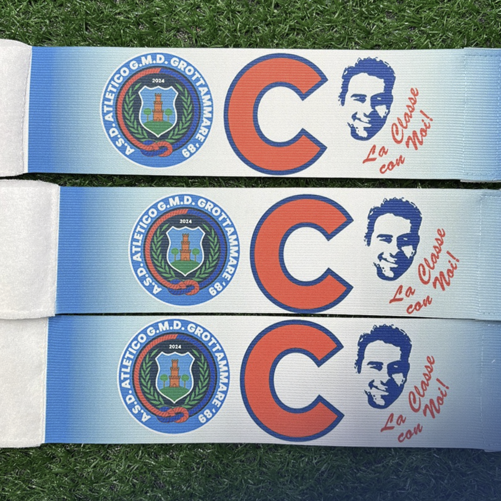 3 Fasce da capitano con presente la c di capitano e la foto di un papà. con sfumatura blu realizzate mediante configuratore online