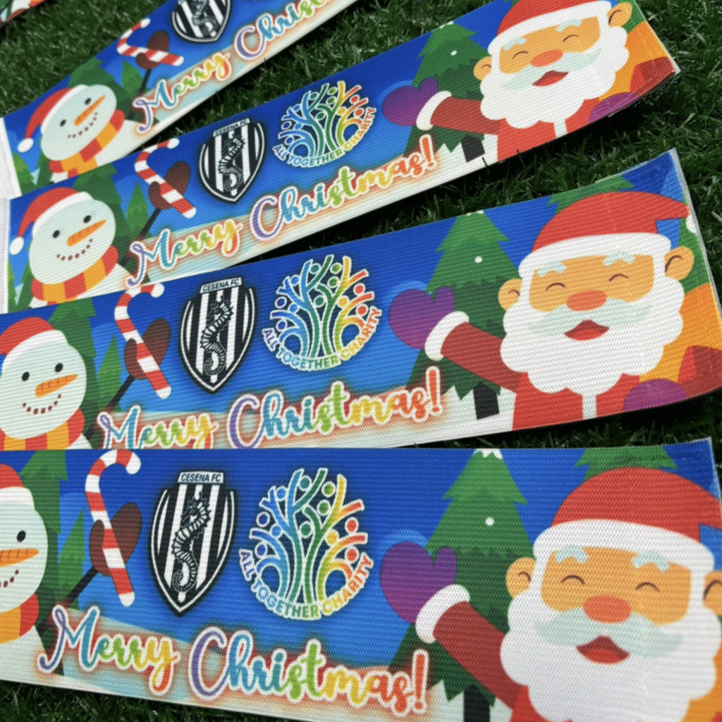 Fasce da capitano con presente logo del Cesena, con presente Babbo Natale e pupazzoo di neve natalizio. fasce personalizzata taglia M perfette per un ragalo natalizio.